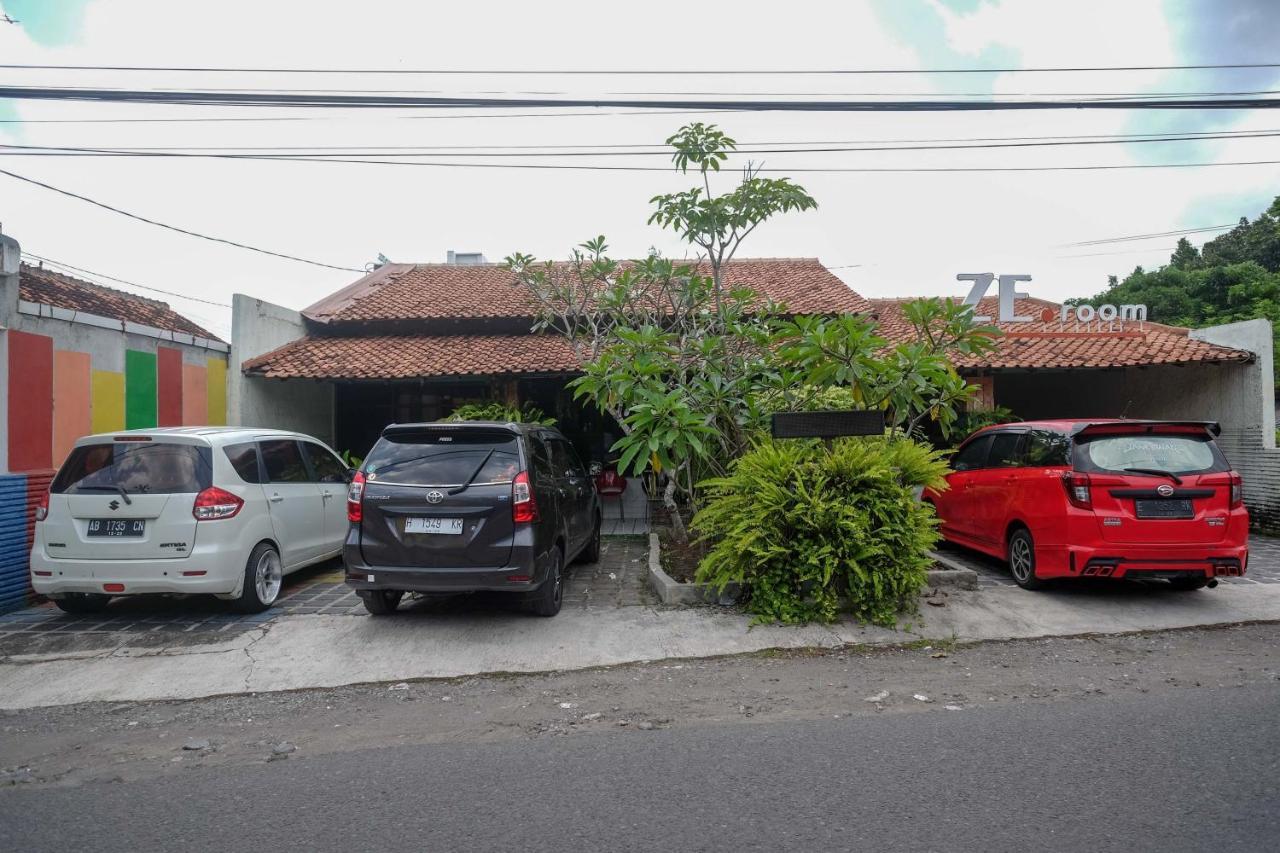 Reddoorz Near Lotte Mart Maguwoharjo Yogyakarta Ξενοδοχείο Εξωτερικό φωτογραφία