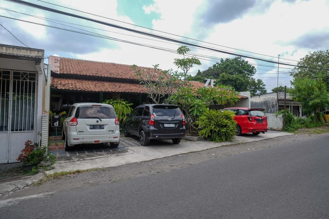 Reddoorz Near Lotte Mart Maguwoharjo Yogyakarta Ξενοδοχείο Εξωτερικό φωτογραφία